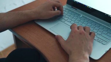 Tuş takımında yazarak bir adam el closeup çekim