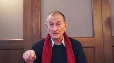 İşadamı presentating iş Şirket. Komuta sizde kameraya konuşuyor.