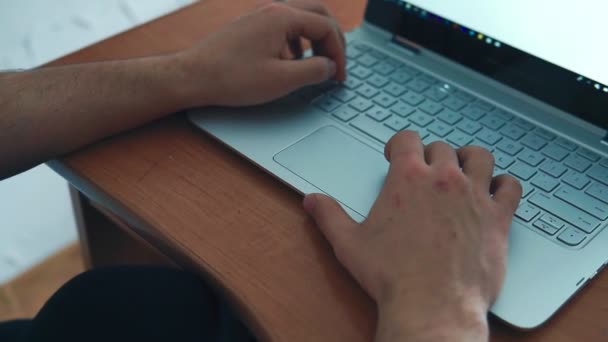 Primer plano de un hombre escribiendo a mano en el teclado — Vídeo de stock