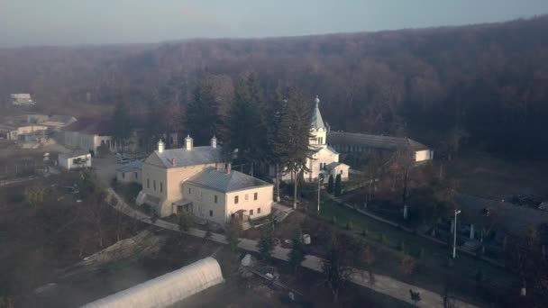 Вид с воздуха на христианский монастырь — стоковое видео