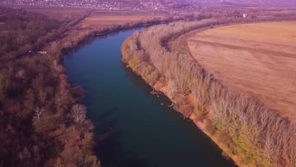 Медленный полет беспилотника над синей рекой — стоковое видео