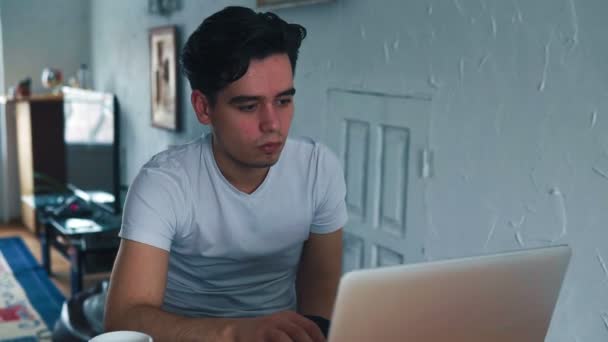 Adam bir dizüstü bilgisayarda çalışıyor — Stok video