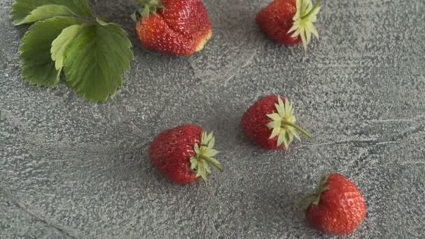 新鲜的草莓在一个蓝色的背景碗 多莉射击 — 图库视频影像
