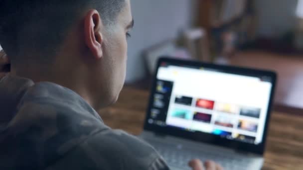 Νεαροί Άνδρες Εργάζεται Ένα Φορητό Υπολογιστή Στο Σπίτι Απομακρυσμένη Απασχόληση — Αρχείο Βίντεο