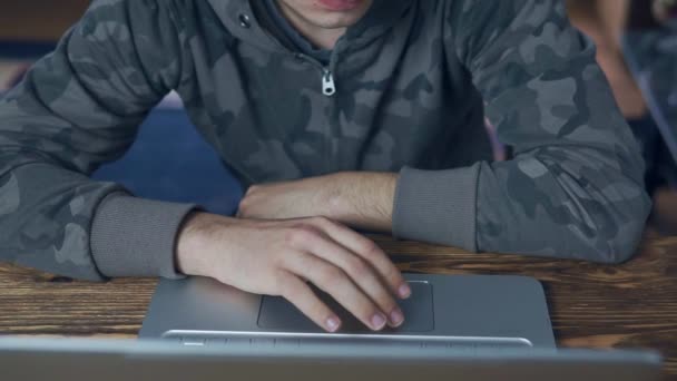 남자는 집에서 컴퓨터에서 일하고 자유롭게 — 비디오