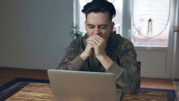 Joven Frente Computadora Portátil Muy Molesto Trabajo Independiente — Vídeo de stock