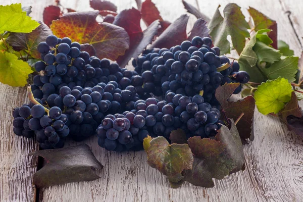 Uvas Vermelhas Frescas Mesa Madeira Frutos Naturais — Fotografia de Stock