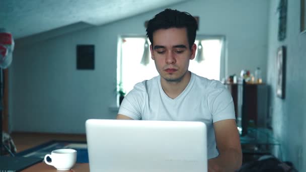 Hombre Está Trabajando Una Computadora Portátil Casa — Vídeo de stock