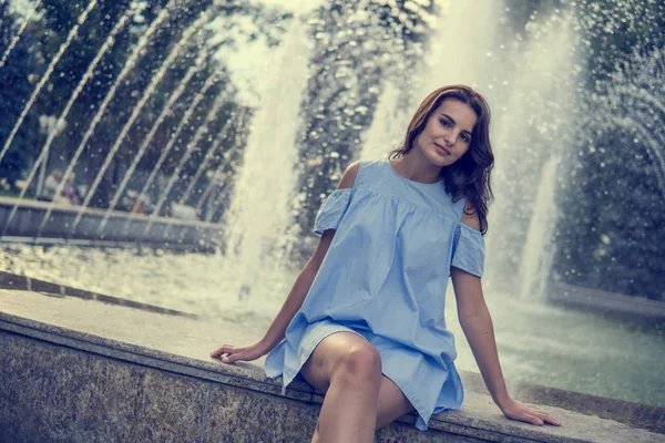 Uma Jovem Garota Bonita Vestido Azul Sentado Parque Com Fundo — Fotografia de Stock