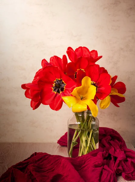 Натюльпаны Стеклянной Вазе — стоковое фото