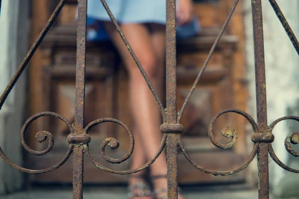站在旧木门前的时尚女人腿 — 图库照片
