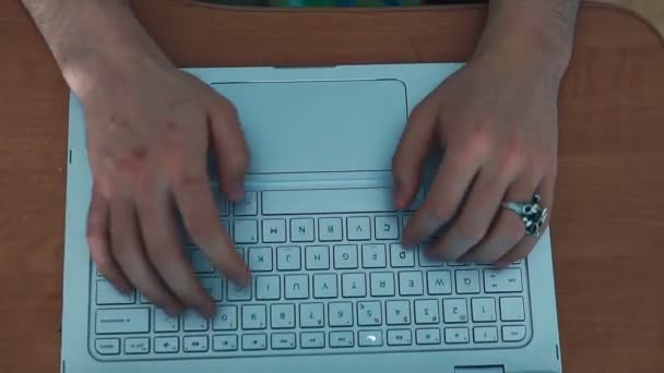 Hombre Negocios Escribiendo Portátil Una Mesa Escritorio Madera Plano Vista — Vídeo de stock