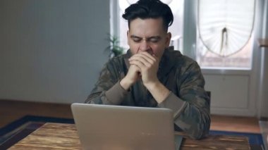 erkeklerin önünde dizüstü çok şaşırttı ve üzgün