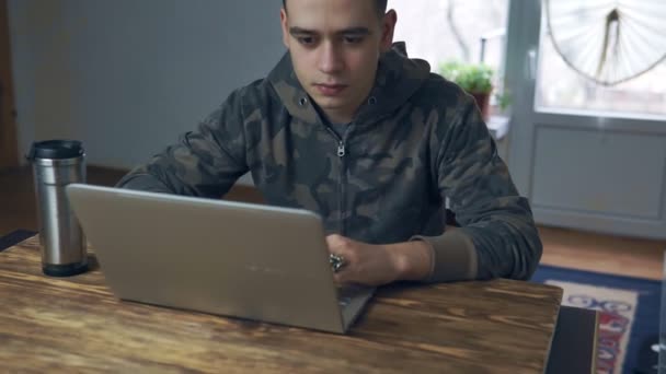 Fiatal Férfiak Egy Laptop Számítógép Otthon Dolgozik Távoli Foglalkoztatás Szabadúszó — Stock videók