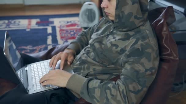 Jonge Man Die Laptop Thuis Werkt Externe Werkgelegenheid Freelancen — Stockvideo