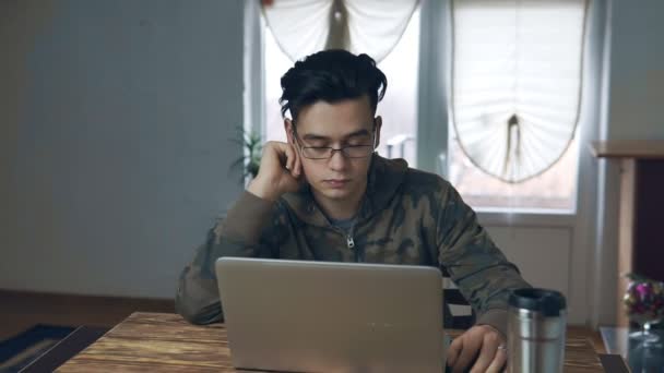 Jovem Frente Computador Portátil Muito Chateado Trabalho Freelance — Vídeo de Stock