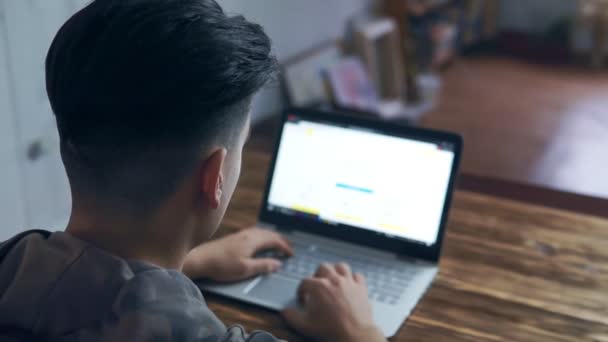 若い男性は ラップトップ コンピューターを自宅に取り組んでいます リモートの雇用 フリーランスします イメージ — ストック動画