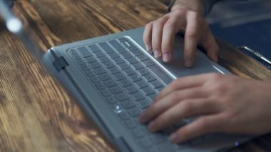 Onun laptop tuş takımında yazarak bir adam el closeup çekim. Adam evde bilgisayar üzerinde çalışıyor. Laptop tuş takımında yazarak üzerinde odaklanmak.