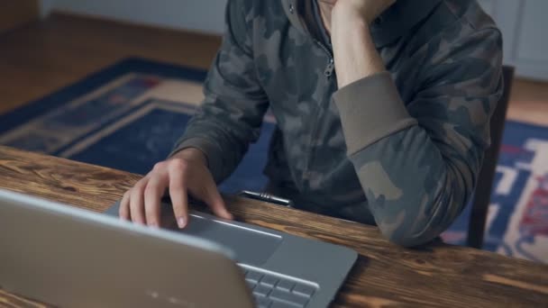 Fiatal Férfiak Egy Laptop Számítógép Otthon Dolgozik Távoli Foglalkoztatás Szabadúszó — Stock videók