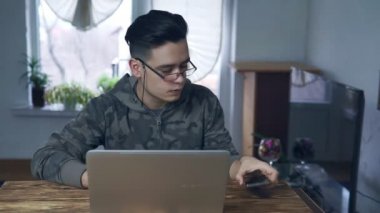 Telefonda konuşmak ve dizüstü bilgisayarınızda evde çalışma öğrenci. Uzak istihdam, freelancing