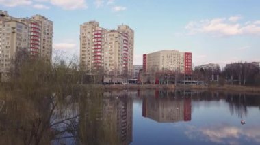 Güzel bir şehir Gölü, su, Kişinev, Moldova Cumhuriyeti yansıması ile yüksek binalar.