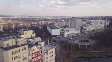 Şehir şehir merkezinde arka plan ile üzerinde Kişinev, Moldova Cumhuriyeti gündüz uçan uçak hava görünümünü. 4 k üzerinde ateş
