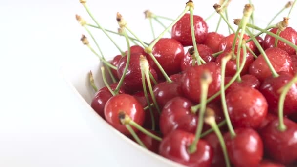 Grupo Cereza Roja Jugosa Madura Gira Sobre Fondo Blanco — Vídeos de Stock