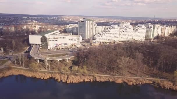 Vackra Staden Vid Sjön Höga Byggnader Med Reflektion Vatten Kishinev — Stockvideo