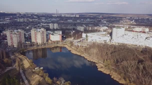 Vackra Staden Vid Sjön Höga Byggnader Med Reflektion Vatten Kishinev — Stockvideo