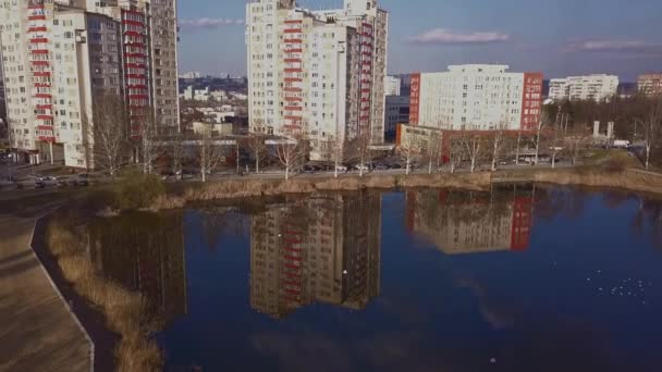 Hermosa Ciudad Junto Lago Edificios Altos Con Reflexión Sobre Agua — Vídeo de stock