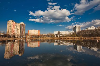 su yansıması ile yüksek binalar