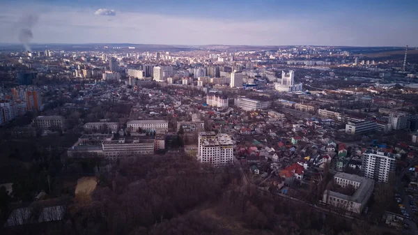 Вид з повітря на дрон, що літає над містом — стокове фото