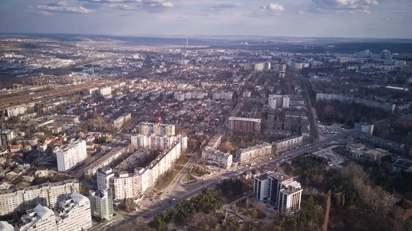 Vista aérea do drone voando sobre a cidade — Fotografia de Stock
