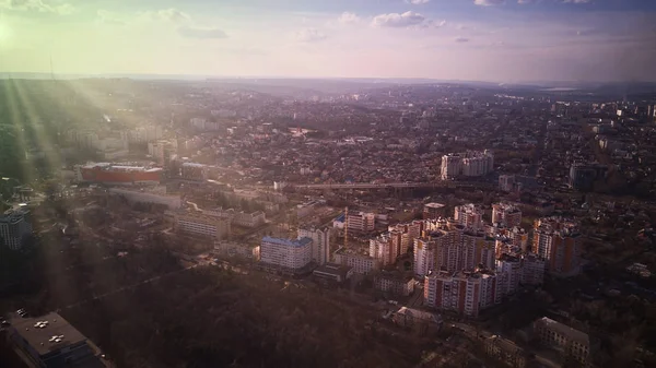 Veduta aerea del drone che sorvola la città — Foto Stock