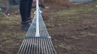 Kadın çiftçi bir komisyon kullanarak