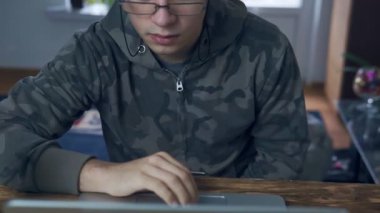 Genç erkekler bir dizüstü bilgisayarda çalışma