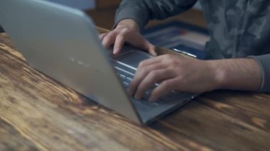 Tuş takımında yazarak bir adam el closeup çekim