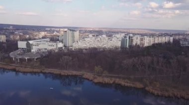 Kent üzerinde uçan dronun havadan görünümü