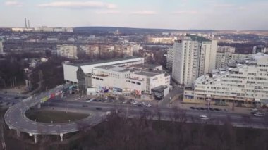 Kent üzerinde uçan dronun havadan görünümü