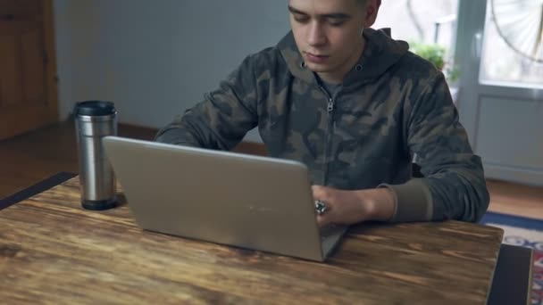 Los jóvenes están trabajando en un portátil — Vídeos de Stock