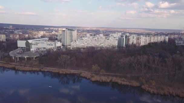 Flygfoto över drone flyger över staden — Stockvideo