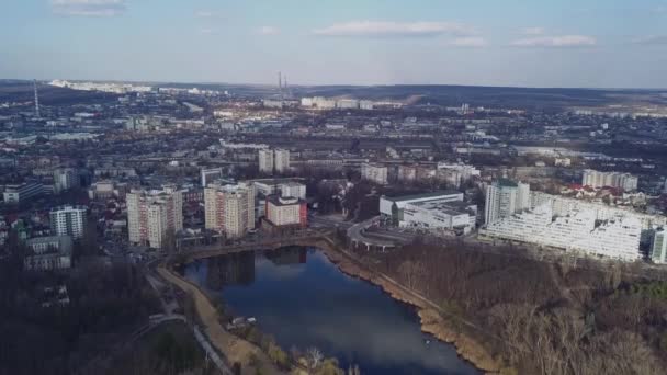 Widok z lotu ptaka z trutniem latającym nad miastem — Wideo stockowe