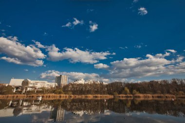su yansıması ile yüksek binalar