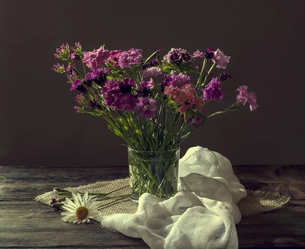 Nature morte avec des fleurs d'oeillet — Photo