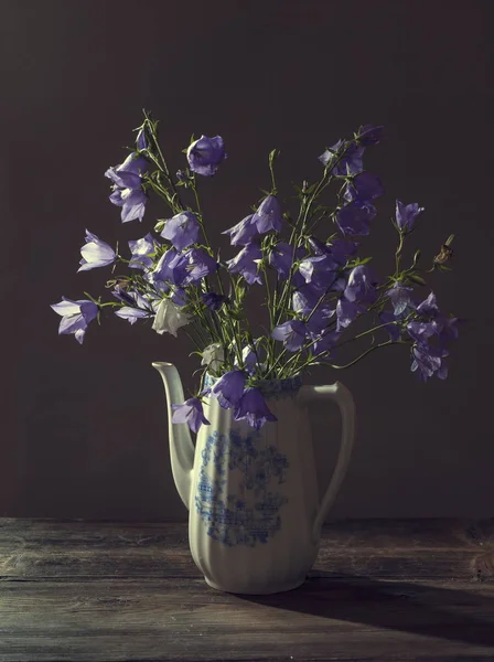 Hermoso ramo de flores en forma de campana — Foto de Stock