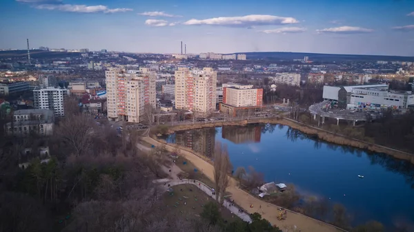 Widok z lotu ptaka z trutniem latającym nad miastem — Zdjęcie stockowe