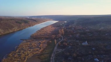 Arial manzara nehir ve gün batımında küçük bir köy. Dniester Nehri Moldova Cumhuriyeti.
