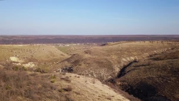 Повітряний Дрон Перегляд Кадрів Політ Над Весняними Пагорбами Красивий Світ — стокове відео