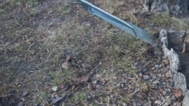 Bahçedeki kahverengi toprak seviyesine bir komisyon kullanarak kadın çiftçi