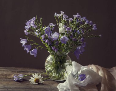 Güzel çan şeklinde çiçek buketi